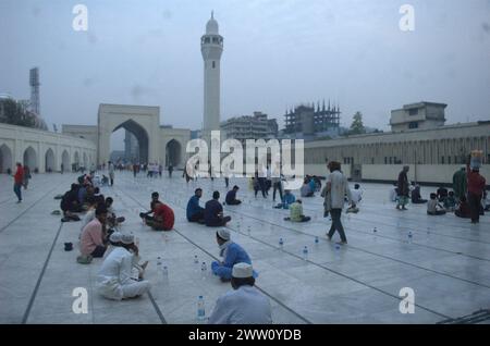 Dhaka, Bangladesch. März 2024. Die Menschen bereiten sich darauf vor, während des Ramadan in der Baitul Mukarram Nationalmoschee ihr Fasten zu brechen. (Kreditbild: © MD Mehedi Hasan/ZUMA Press Wire) NUR REDAKTIONELLE VERWENDUNG! Nicht für kommerzielle ZWECKE! Stockfoto