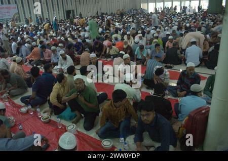 Dhaka, Bangladesch. März 2024. Die Menschen bereiten sich darauf vor, während des Ramadan in der Baitul Mukarram Nationalmoschee ihr Fasten zu brechen. (Kreditbild: © MD Mehedi Hasan/ZUMA Press Wire) NUR REDAKTIONELLE VERWENDUNG! Nicht für kommerzielle ZWECKE! Stockfoto