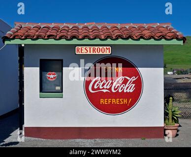 Trinken Sie das Coca-Cola-Schild auf der Toilette im Niles Flying A Shop im Niles District in Fremont, Kalifornien Stockfoto