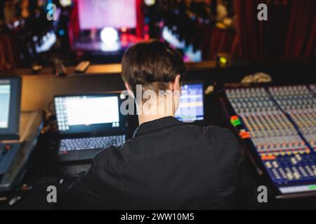 Ansicht des Bedieners des Lichttechnikers, der während eines Live-Event-Konzerts auf der Bühne am Arbeitsplatz des Mischpults arbeitet, Show-Übertragung, Lichtmischer-Controller-Pan Stockfoto