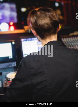 Ansicht des Bedieners des Lichttechnikers, der während eines Live-Event-Konzerts auf der Bühne am Arbeitsplatz des Mischpults arbeitet, Show-Übertragung, Lichtmischer-Controller-Pan Stockfoto