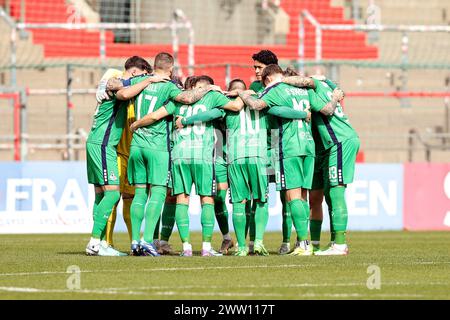 Unterhaching, Deutschland. März 2024. firo: 10.03.2024, Fußball, 3. Liga, 3. Bundesliga, Saison 2023/2024, 29. Spieltag SpVgg Unterhaching - MSV Duisburg 1:0. MSV Duisburg, MSV, Duisburg, ganze Figur, Credit: dpa/Alamy Live News Stockfoto