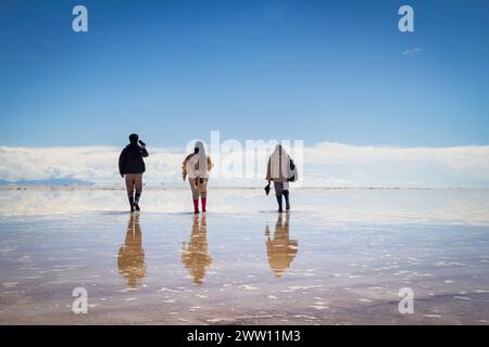 Personas caminando el Salar de Uyuni Stockfoto
