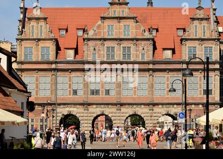 Touristen am Grünen Tor oder Brama Zielona in der Altstadt von Danzig, Polen Stockfoto