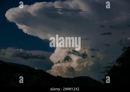 Aufragende Cumulonimbus mit einer ambossförmigen Spitze über Bergen in der Provinz Jujuy im Nordwesten Argentiniens. Stockfoto