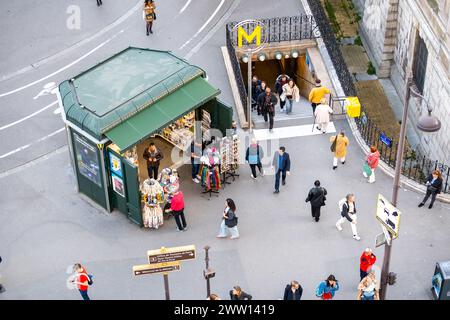 Paris, Frankreich, aus der Vogelperspektive auf die Straße mit Fußgängern und U-Bahnstation Hotel de Ville. Stockfoto