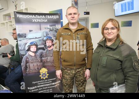 Nicht exklusiv: DNIPRO, UKRAINE - 20. MÄRZ 2024 - der Vertreter der Nationalgarde der Ukraine, Oberst Vadym Makarenkow, wird bei der Eröffnung eines A gesehen Stockfoto