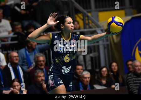 Asti, Italien. März 2024. Chieri Volley's Avery Skinner im CEV Volleyball Cup Rückspiel zwischen reale Mutua Fenera Chieri '76 und Viteos Neuchatel UC im Pala Gianni Asti am Mittwoch, den 20. März 2024. Sport - Volleyball (Foto: Alberto Gandolfo/LaPresse) Credit: LaPresse/Alamy Live News Stockfoto