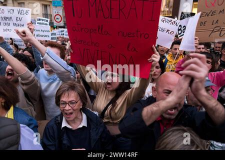 Madrid, Madrid, Spanien. März 2024. Hunderte von Menschen mit Spruchbändern fordern den Rücktritt von Isabel Dias Ayuso, Präsident der Gemeinde Madrid, während einer Demonstration vor dem Hauptquartier der Pular-Partei in Madrid. (Kreditbild: © Luis Soto/ZUMA Press Wire) NUR REDAKTIONELLE VERWENDUNG! Nicht für kommerzielle ZWECKE! Stockfoto