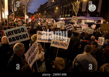 Madrid, Madrid, Spanien. März 2024. Hunderte von Menschen mit Spruchbändern fordern den Rücktritt von Isabel Dias Ayuso, Präsident der Gemeinde Madrid, während einer Demonstration vor dem Hauptquartier der Pular-Partei in Madrid. (Kreditbild: © Luis Soto/ZUMA Press Wire) NUR REDAKTIONELLE VERWENDUNG! Nicht für kommerzielle ZWECKE! Stockfoto