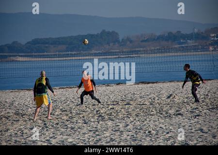 Vigo, Pontevedra, Spanien; 18. Januar 2022; auf Playa del Vao spielen eine Gruppe von Freunden an einem sonnigen Januartag eine Partie Fußball-Tennis Stockfoto