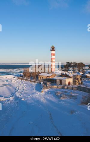 Schneebedeckter Blick auf den Shepelevsky-Leuchtturm, den Golf von Finnland, die Region Leningrad Oblast, Russland, den sonnigen Wintertag mit blauem Himmel, Leuchttürme und Leuchtfeuer von Rus Stockfoto