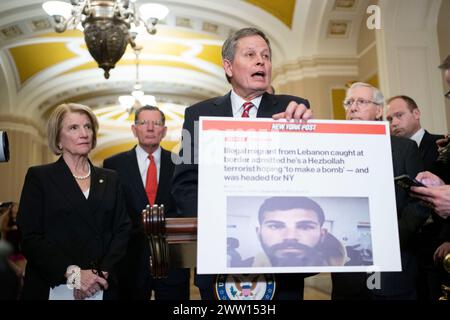 Washington, Usa. März 2024. Senator Steve Daines, R-MT, hält ein Poster während einer Pressekonferenz nach einem wöchentlichen Mittagessen im US-Kapitol in Washington, DC am Mittwoch, den 20. März 2024. Foto: Bonnie Cash/UPI Credit: UPI/Alamy Live News Stockfoto