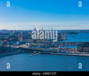Stockholmer Altstadt - U-Bahn-Baustelle. Luftaufnahme der schwedischen Hauptstadt. Panoramafoto der Drohne Stockfoto