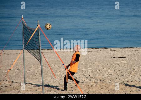 Vigo, Pontevedra, Spanien; 18. Januar 2022; auf Playa del Vao spielen eine Gruppe von Freunden an einem sonnigen Januartag eine Partie Fußball-Tennis Stockfoto