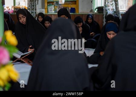 Kaschmiri-Muslime lesen aus dem islamischen heiligen Buch Quran in der Gemeinde während des heiligen Fastenmonats Ramadan in Srinagar. Stockfoto