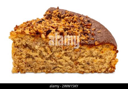 Haselnusskuchen, Blick auf die Scheibe mit gerösteten Haselnusskernen oben, isoliert auf weiß mit Schnittpfad im Preis inbegriffen Stockfoto