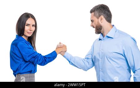 Wettbewerb um Führungsposition. Unternehmenswettbewerb. Zwei Geschäftsleute konkurrieren im Armwrestling. Wachsender Wettbewerb der Unternehmen. Konfrontation im Amt. Stockfoto