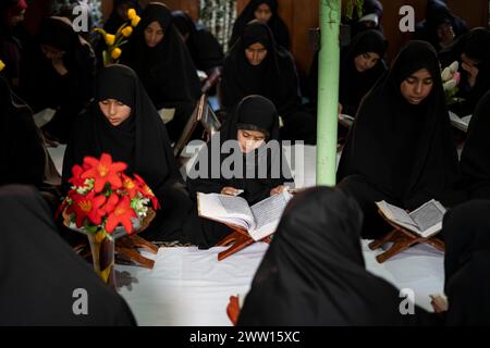 Srinagar, Indien. März 2024. Kaschmiri-Muslime lesen aus dem islamischen heiligen Buch Quran in der Gemeinde während des heiligen Fastenmonats Ramadan in Srinagar. (Foto: Idrees Abbas/SOPA Images/SIPA USA) Credit: SIPA USA/Alamy Live News Stockfoto