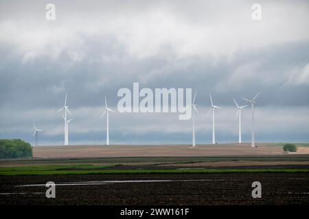 Joice; Iowa. Windturbinen mit Farmfeld an einem bewölkten Tag. Stockfoto