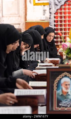 Srinagar, Jammu Und Kaschmir, Indien. März 2024. Kaschmiri-Muslime lesen aus dem islamischen heiligen Buch Quran in der Gemeinde während des heiligen Fastenmonats Ramadan in Srinagar. (Credit Image: © Idrees Abbas/SOPA Images via ZUMA Press Wire) NUR REDAKTIONELLE VERWENDUNG! Nicht für kommerzielle ZWECKE! Stockfoto