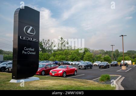 Maplewood, Minnesota. Lexus Händlerbetrieb mit zertifizierten Gebrauchtfahrzeugen auf dem Grundstück. Stockfoto