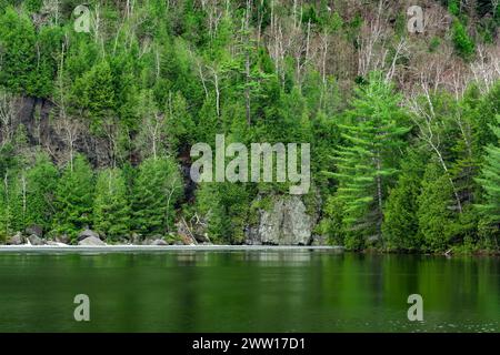 Ice on Chapel Pond im März, Adirondack Park, New York Stockfoto