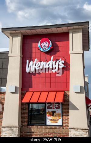 Maplewood, Minnesota. Wendy's Fastfood-Kette. Außenansicht des Gebäudes mit Logo. Stockfoto