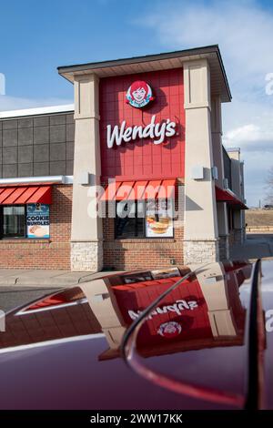 Maplewood, Minnesota. Wendy's Fastfood-Kette. Außenansicht des Gebäudes mit Logo und Reflexion auf der Motorhaube. Stockfoto