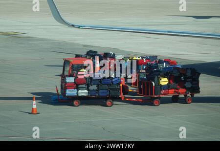 Gepäckanhänger für den Transport von Koffern zwischen dem Flughafenterminal und dem Flugzeug Stockfoto