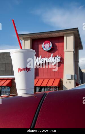 Maplewood, Minnesota. Wendy's Fastfood-Kette. Außenansicht des Gebäudes mit Logo und Getränketasse im Vordergrund. Stockfoto