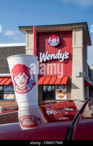 Maplewood, Minnesota. Wendy's Fastfood-Kette. Außenansicht des Gebäudes mit Logo und Getränketasse im Vordergrund. Stockfoto