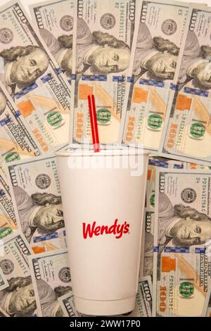 Maplewood, Minnesota. Wendy's Fastfood-Kette. Wendys Limonade mit Geldhintergrund. Stockfoto