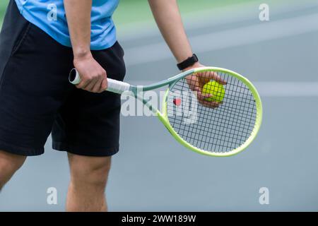 Mann spielt Tennis auf grauem Boden. Horizontales Sportplakat, Grußkarten, Kopfzeilen, Website Stockfoto