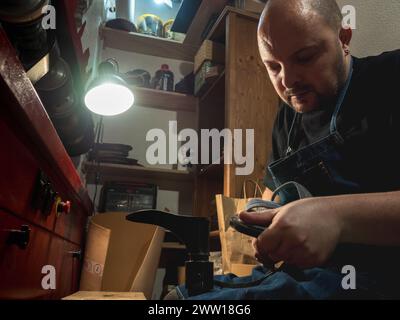 Schuhmacher, der einen Schuh repariert Stockfoto