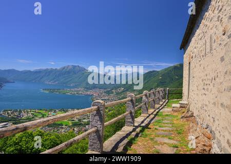 Panoramablick über den Alpensee Maggiore mit Berg an einem sonnigen Sommertag in Locarno, Tessin, Schweiz. Stockfoto