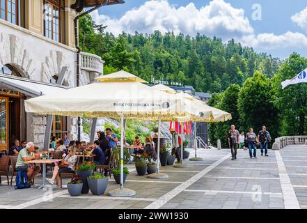 Café und Sonnenschirme vor dem Eingang zum Postojnska Jama (Höhlenpark Postojna), Slowenien, Mittel- und Osteuropa Stockfoto