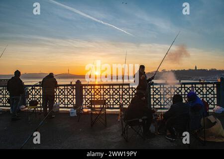 Fischer genießen den Sonnenaufgang in Istanbul an der Galata-Brücke, Türkei Stockfoto