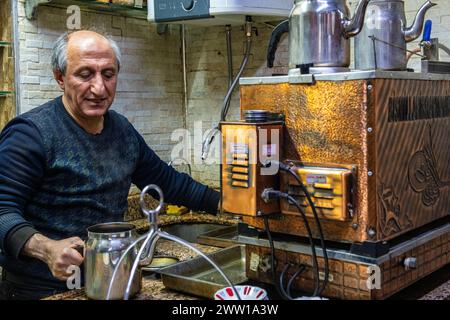 Ein Ladenbesitzer, der in Istanbul arbeitet und in seinem Teeladen arbeitet Stockfoto