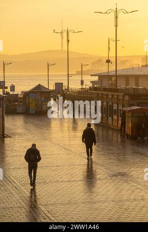 Istanbuliten gehen ihrem täglichen Leben in der Stadt nach und gehen bei Sonnenaufgang zum Bahnhof. Stockfoto