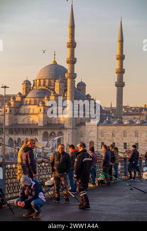 Fischer genießen den Sonnenaufgang in Istanbul an der Galata-Brücke, Türkei Stockfoto