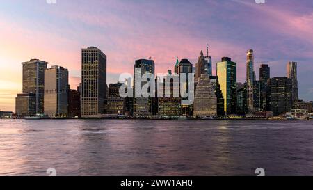 Skyline von Lower Manhattan während der Dämmerung, New York Stockfoto