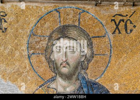 Deesis-Mosaik (Detail) Jesus Christus Pantokrator fertiggestellt um 1261-1300 und befindet sich in der oberen Galerie der Hagia Sophia, Istanbul, Türkei. Stockfoto