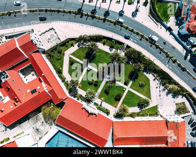 Draufsicht der Drohne von oben auf die St.-Kirche Anthony of Estoril in Estoril, Portugal Stockfoto