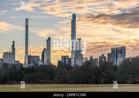 Skyline von Midtown New York vom Central Park aus gesehen in der Dämmerung Stockfoto