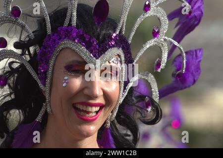 Teneriffa, Spanien. März 2024. Letzte Tage des internationalen Karnevals von Arona mit der Kostümparade am St. Patrick's Day. (Kreditbild: © Mercedes Menendez/Pacific Press via ZUMA Press Wire) NUR REDAKTIONELLE VERWENDUNG! Nicht für kommerzielle ZWECKE! Stockfoto