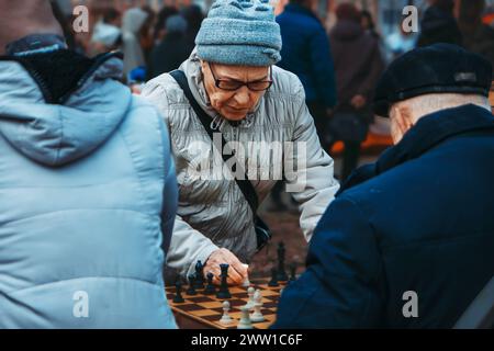 Ältere Leute spielen Schach aktiv Bild Stockfoto