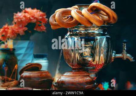 Der Samovar steht auf dem Tisch mit Bagels und Tontöpfen Stockfoto