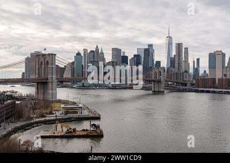 Panoramablick auf Lower Manhattan und Brooklyn Bridge von der Manhattan Bridge aus Stockfoto