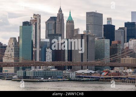 Panoramablick auf Lower Manhattan von der Manhattan Bridge aus Stockfoto